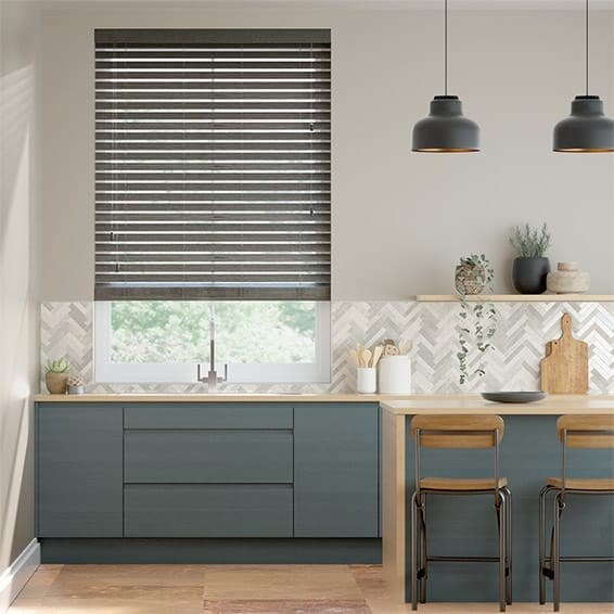 Träpersienn i konstträ Graphite Grain - 50mm Slat